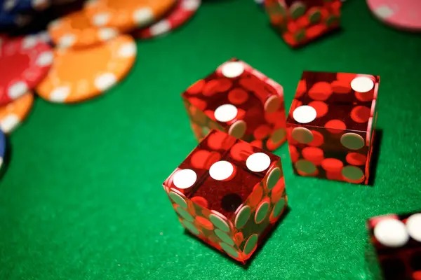 Galactic Gems wild symbol substituting in winning combination